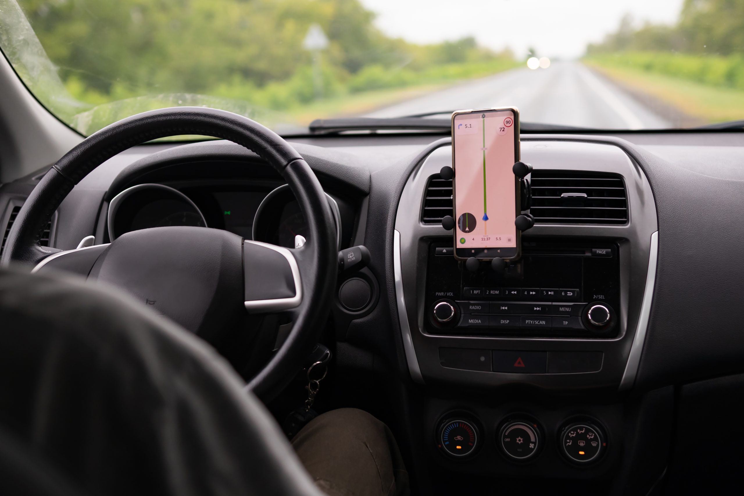 No momento, você está visualizando Aplicativos que todo motorista deveria ter em 2025: tecnologia para economizar, dirigir melhor e se proteger